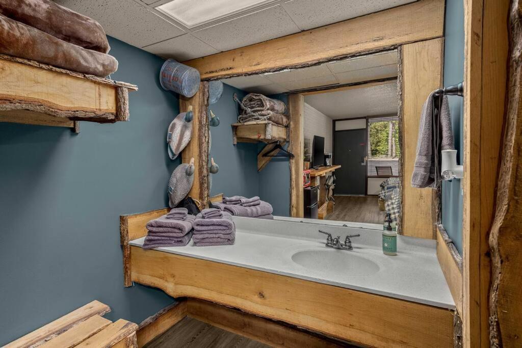 Stonegate Lodge 2 Queen Beds Fast Wifi 50" Tv Salt Water Pool Room #207 يوريكا سبرينغز المظهر الخارجي الصورة